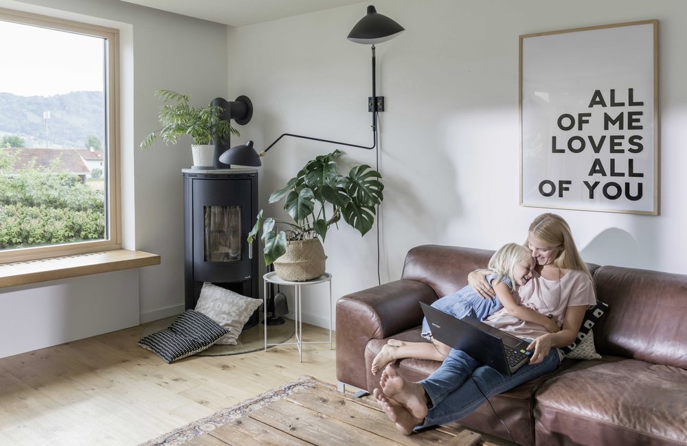 Wohnzimmer Mutter und Tochter auf der Couch im Wohnzimmer