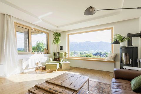 Homestory Wohnzimmer mit Blick auf die Berge