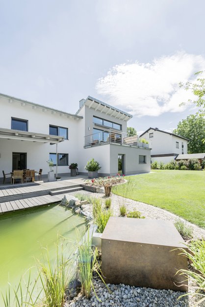 Garten Garten des sanierten Hauses mit Teich