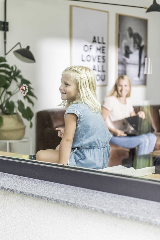 Fenster Tochter beim Fenster