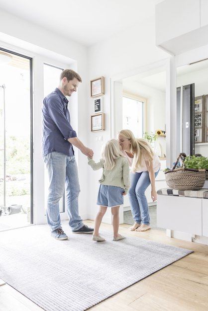 Eingang Junge Familie im Eingangsbereich des Hauses