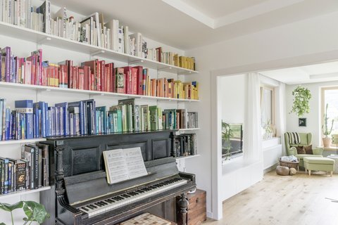 Bücherregal Bücherregal und Klavier
